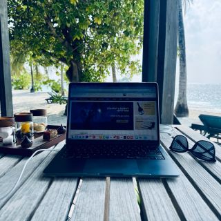 Přejeme pohodový konec roku, ať už jste kdekoliv. Užijte si ho po svém a kdybyste se nudili, očíhněte třeba blog na...